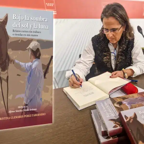 Cristina Clemares durante la presentación de su libro "Bajo el sol y la luna".