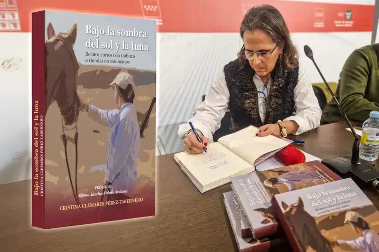 Cristina Clemares durante la presentación de su libro "Bajo el sol y la luna".