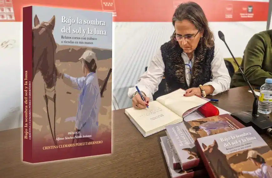 Cristina Clemares durante la presentación de su libro "Bajo el sol y la luna".