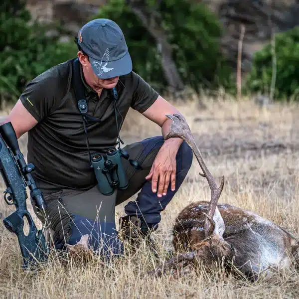 Cazador con un gamo.