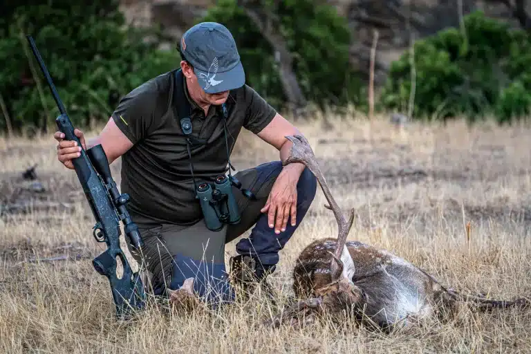 Cazador con un gamo.