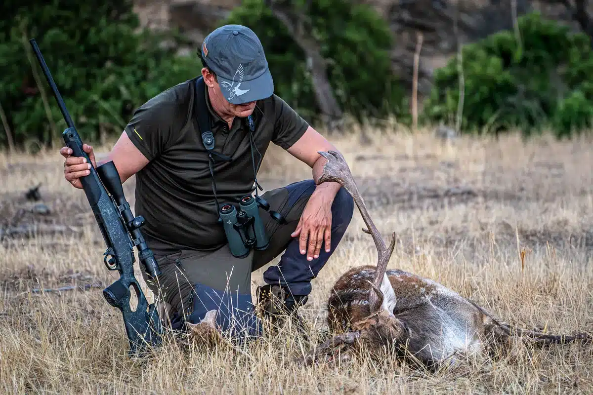 Cazador con un gamo.