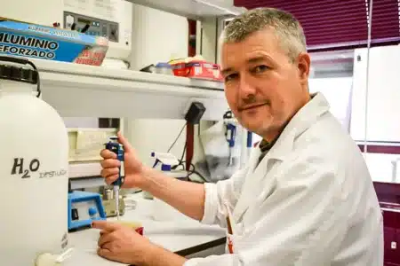 Christian Gortázar, en el laboratorio.