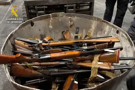 La Guardia Civil destruye una montaña de más de 1.200 armas arrojándolas a un horno de metal fundido