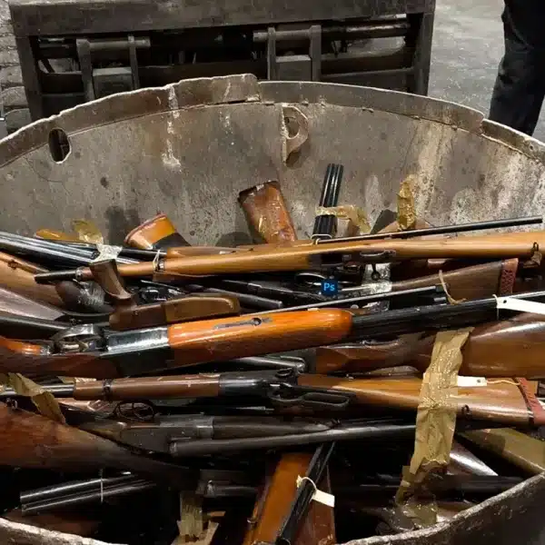 La Guardia Civil destruye una montaña de más de 1.200 armas arrojándolas a un horno de metal fundido