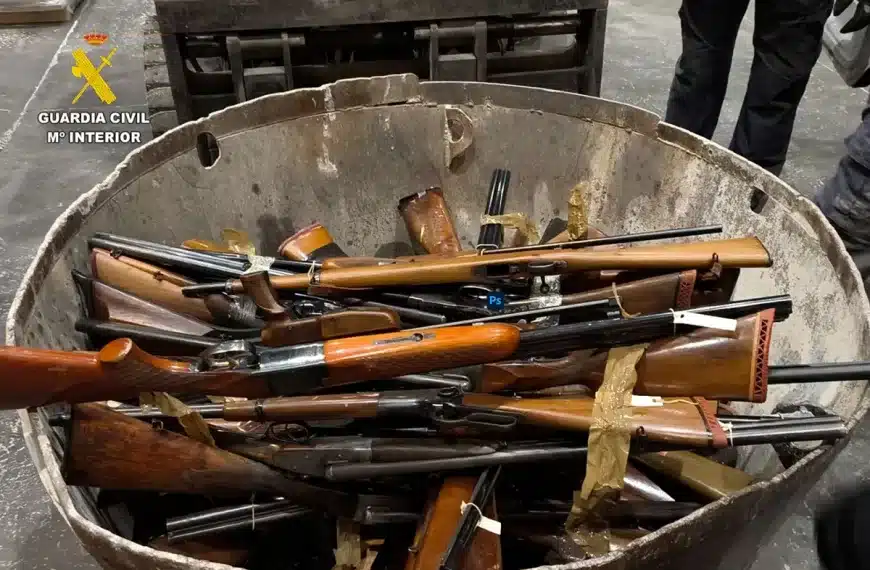 La Guardia Civil destruye una montaña de más de 1.200 armas arrojándolas a un horno de metal fundido