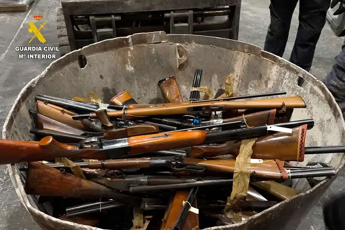 La Guardia Civil destruye una montaña de más de 1.200 armas arrojándolas a un horno de metal fundido