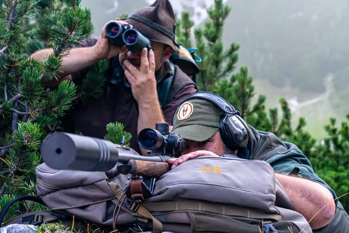 Un cazador usando un silenciador en Austria.