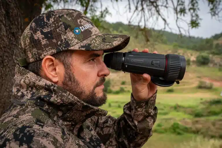 Un cazador de jabalí con un térmico en Castilla La Mancha