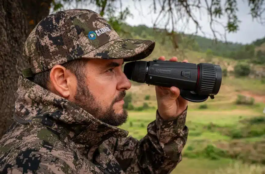 Un cazador de jabalí con un térmico en Castilla La Mancha