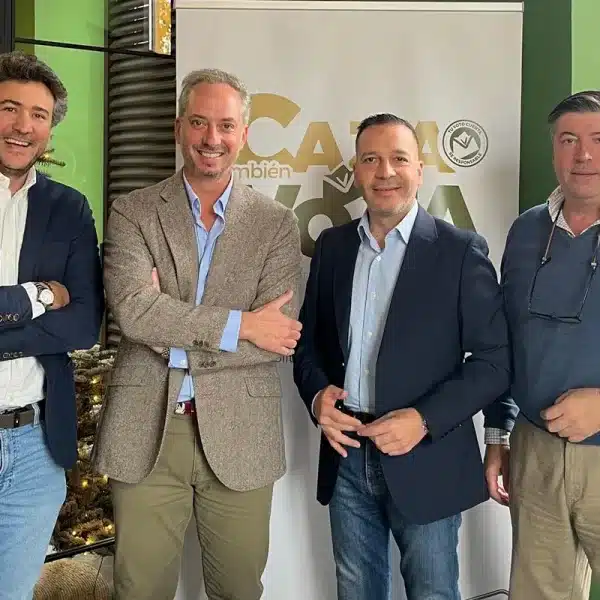 Los miembro de VOX, con el presidente de FEDEXCAZA.