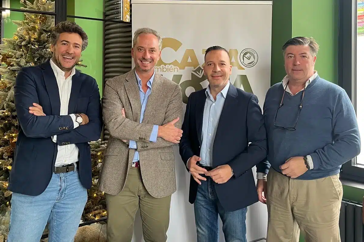 Los miembro de VOX, con el presidente de FEDEXCAZA.