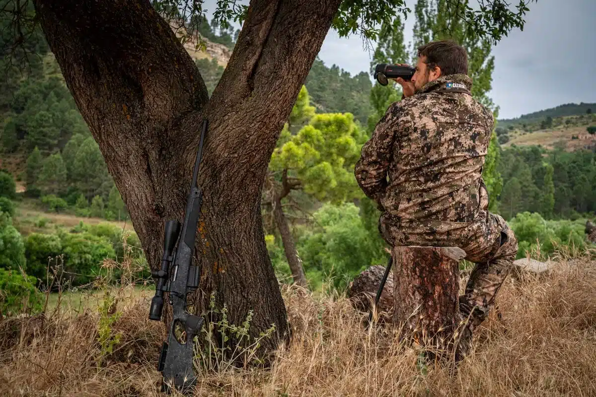 Cazador usando un monocular térmico Nocpix Vista.