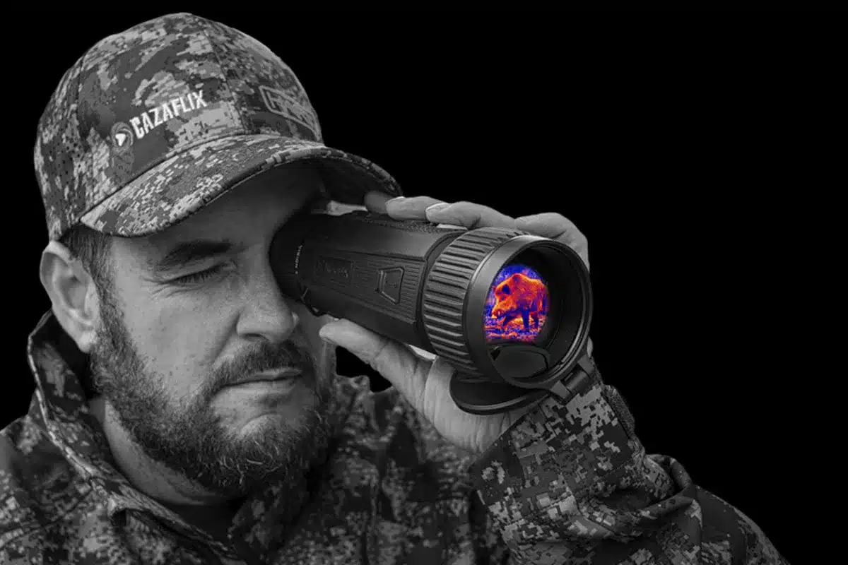 Cazador con monocular térmico Nocpix.
