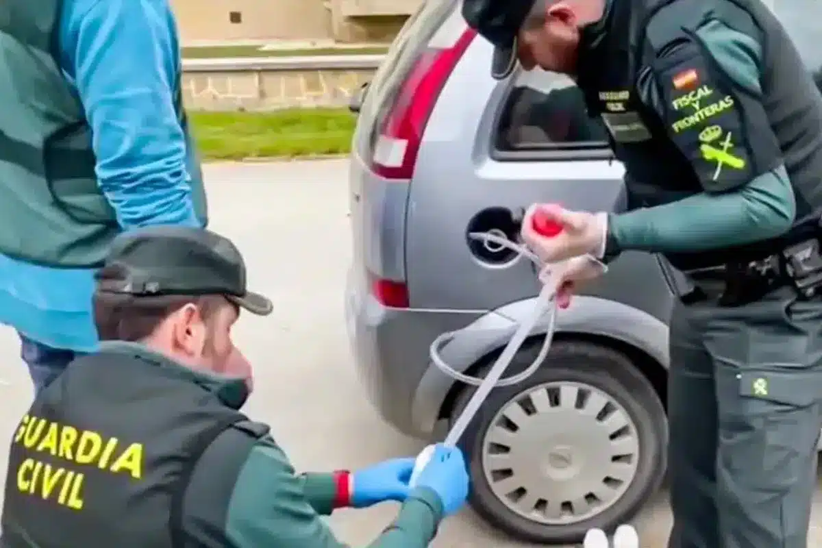 Los agentes de la Guardia Civil realizan la prueba para detectar el uso prohibido del gasóleo agrícola.