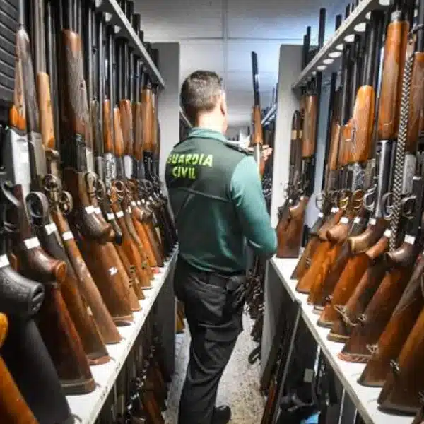 Guardia Civil en una intervención de armas.