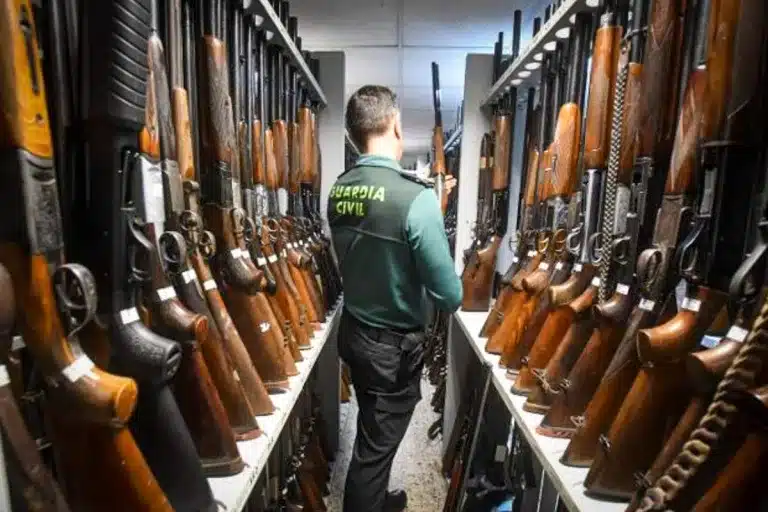 Guardia Civil en una intervención de armas.