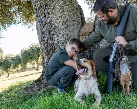 Cazador y su hijo durante una jornada cinegética.