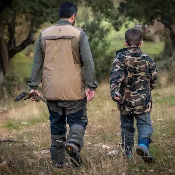 Un niño y su padre de caza.