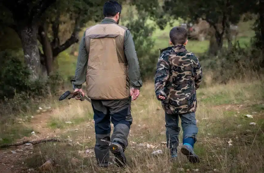 Un niño y su padre de caza.