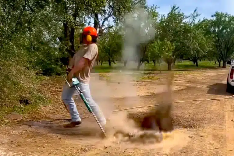 Un operario detona el gas en la madriguera.