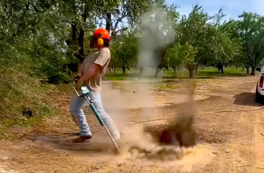 Un operario detona el gas en la madriguera.
