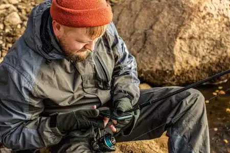 Un pescador con su smartphone.