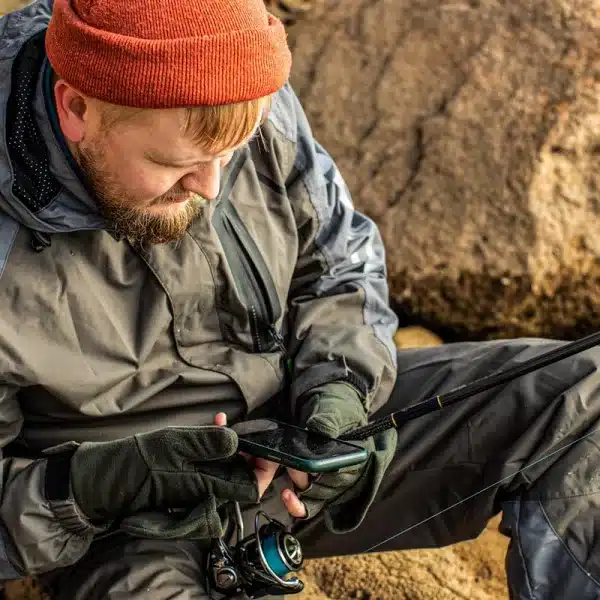 Un pescador con su smartphone.