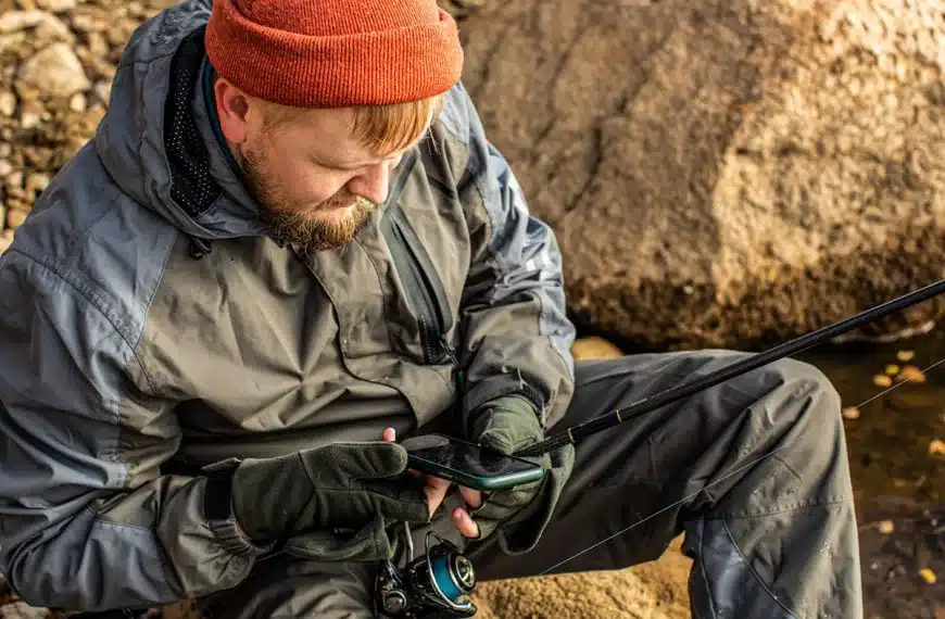 Un pescador con su smartphone.