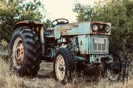 Tractor abandonado éxodo rural
