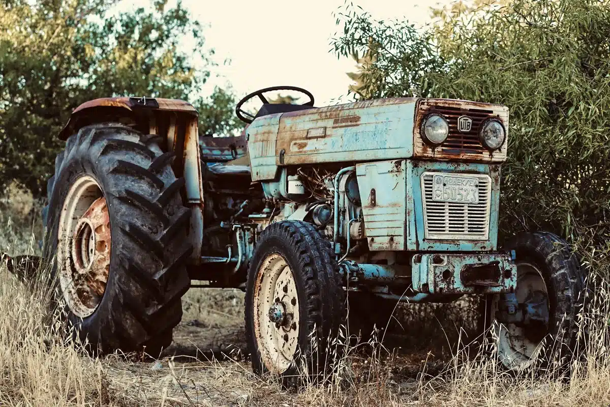 Tractor abandonado éxodo rural