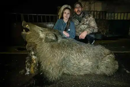 Asier con el enorme jabalí.