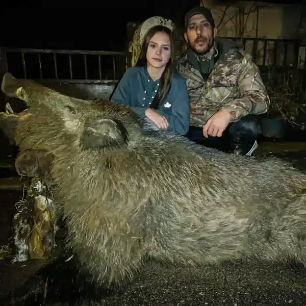 Asier con el enorme jabalí.