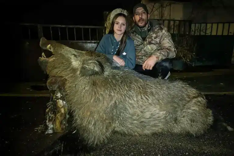 Asier con el enorme jabalí.