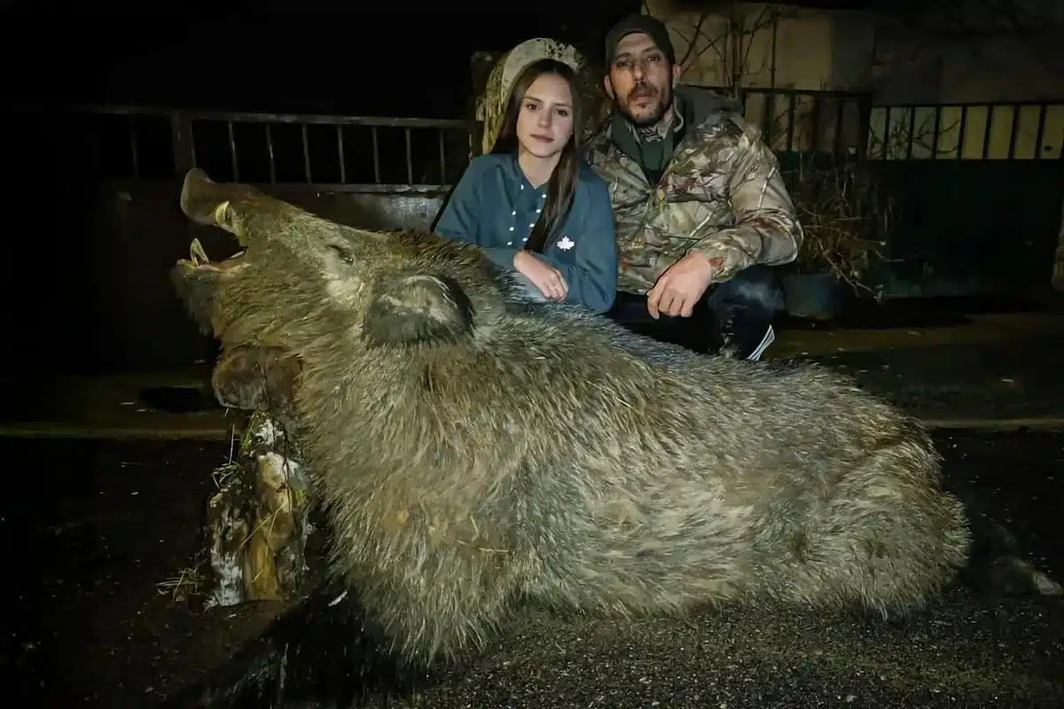 Asier con el enorme jabalí.