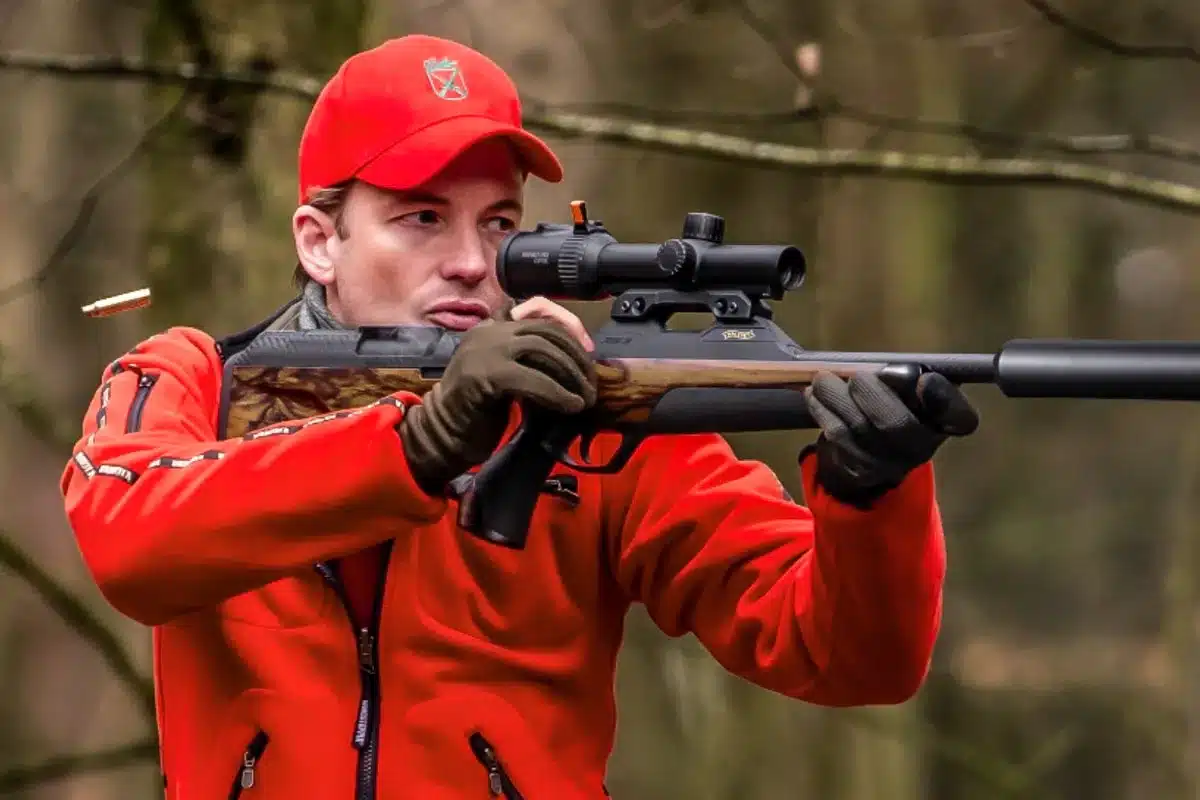 La posición de la recámara atrasada permite acortar la longitud total del rifle sin renunciar al largo del cañón.