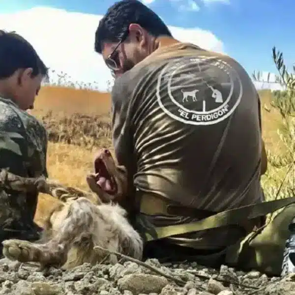 cazador junto a su hijo