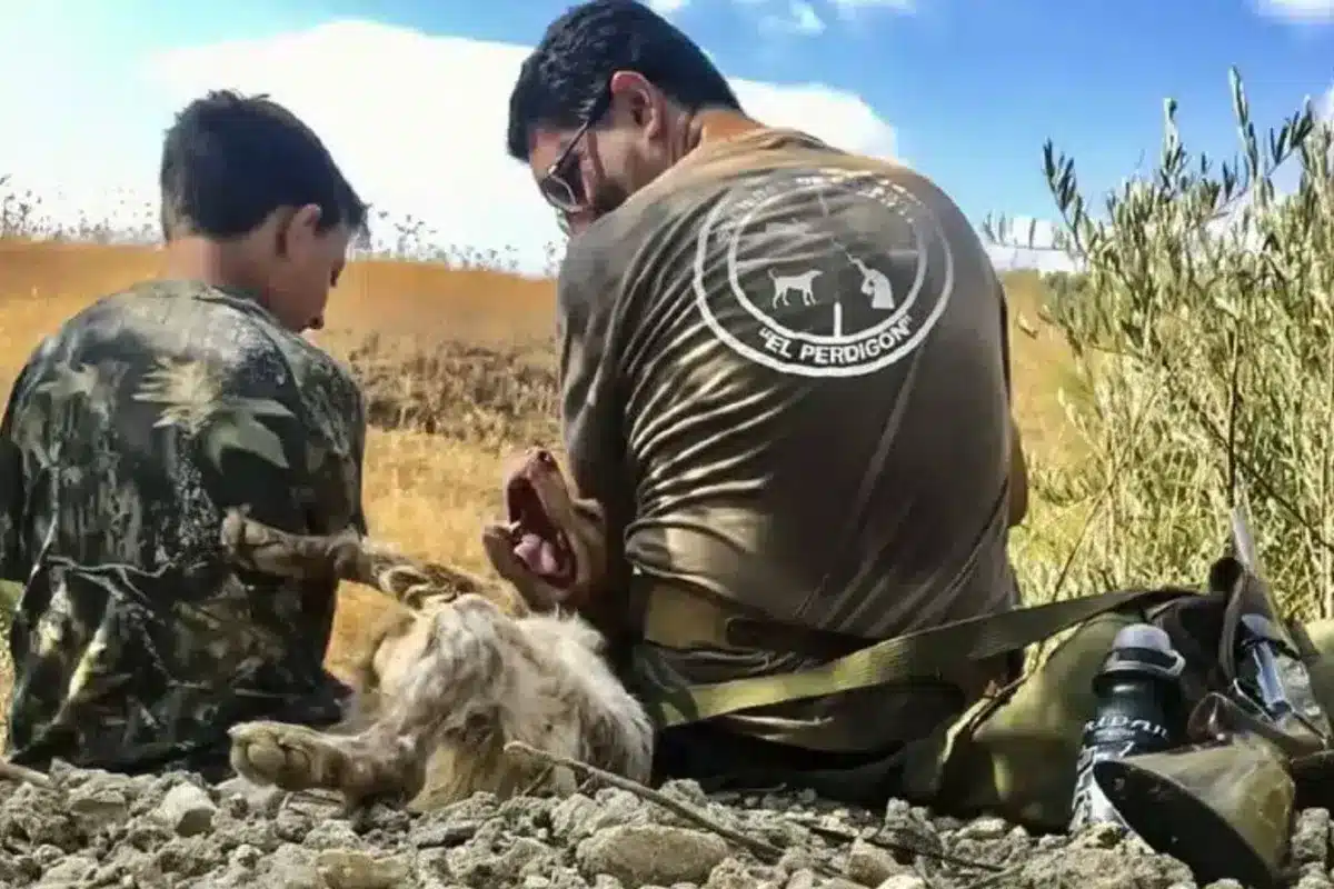 cazador junto a su hijo