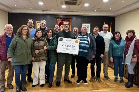 Cazadores de un pueblo de Toledo entregan 13.866 euros a la AECC tras una exitosa jornada benéfica