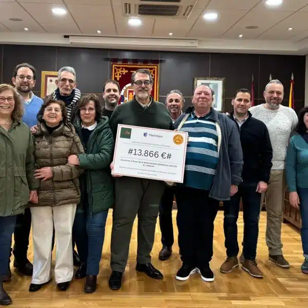 Cazadores de un pueblo de Toledo entregan 13.866 euros a la AECC tras una exitosa jornada benéfica