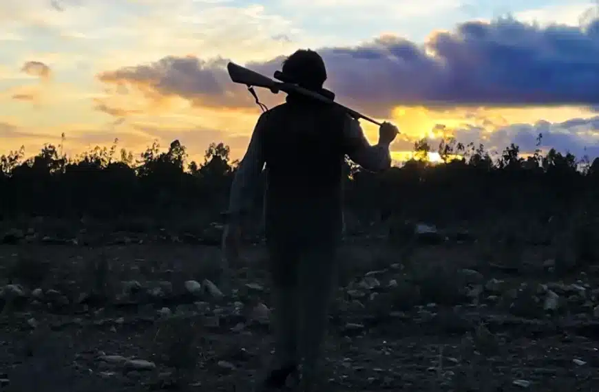 joven generación Z caza