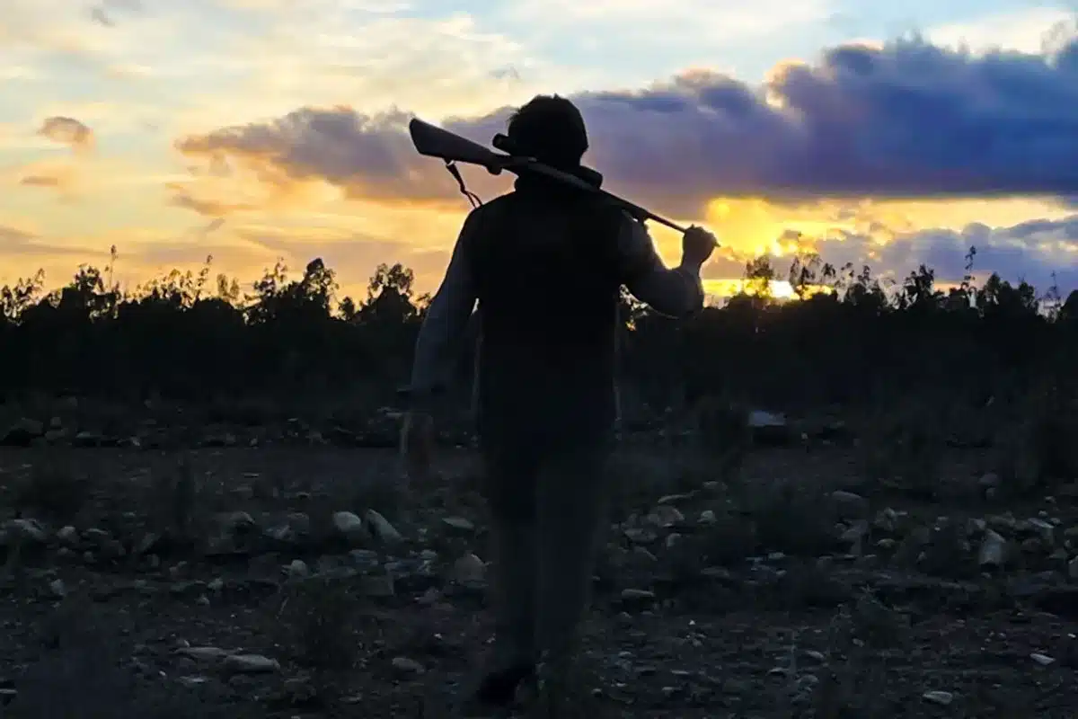 joven generación Z caza