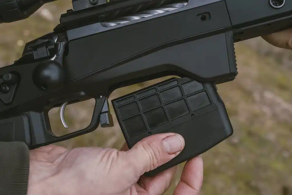 Detalle del cargador y gatillo del Tikka T3X Ace Game. 