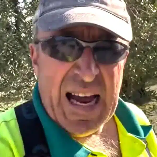 agricultor truco conejos olivos