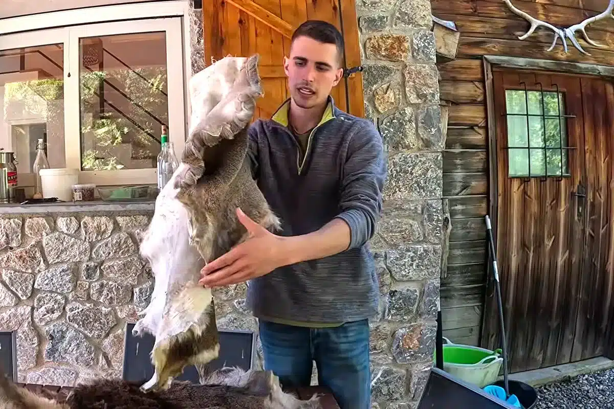 Arnau joven que vive de lo que caza