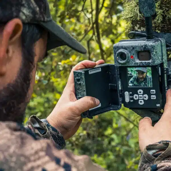Cazador colocando cámara trampa.