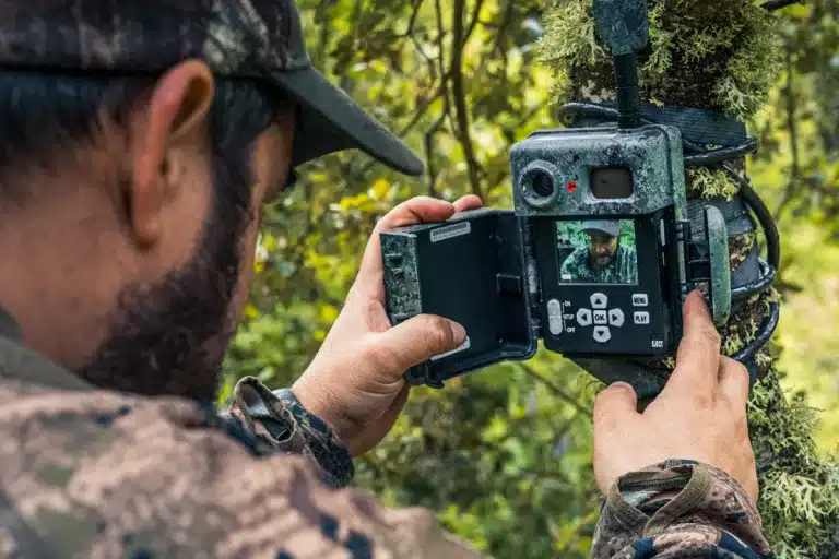 Cazador colocando cámara trampa.