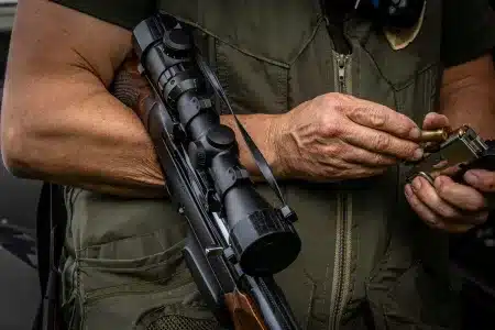 Cazador cargando su rifle.