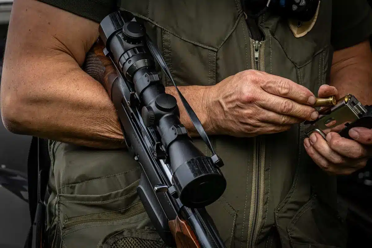 Cazador cargando su rifle.