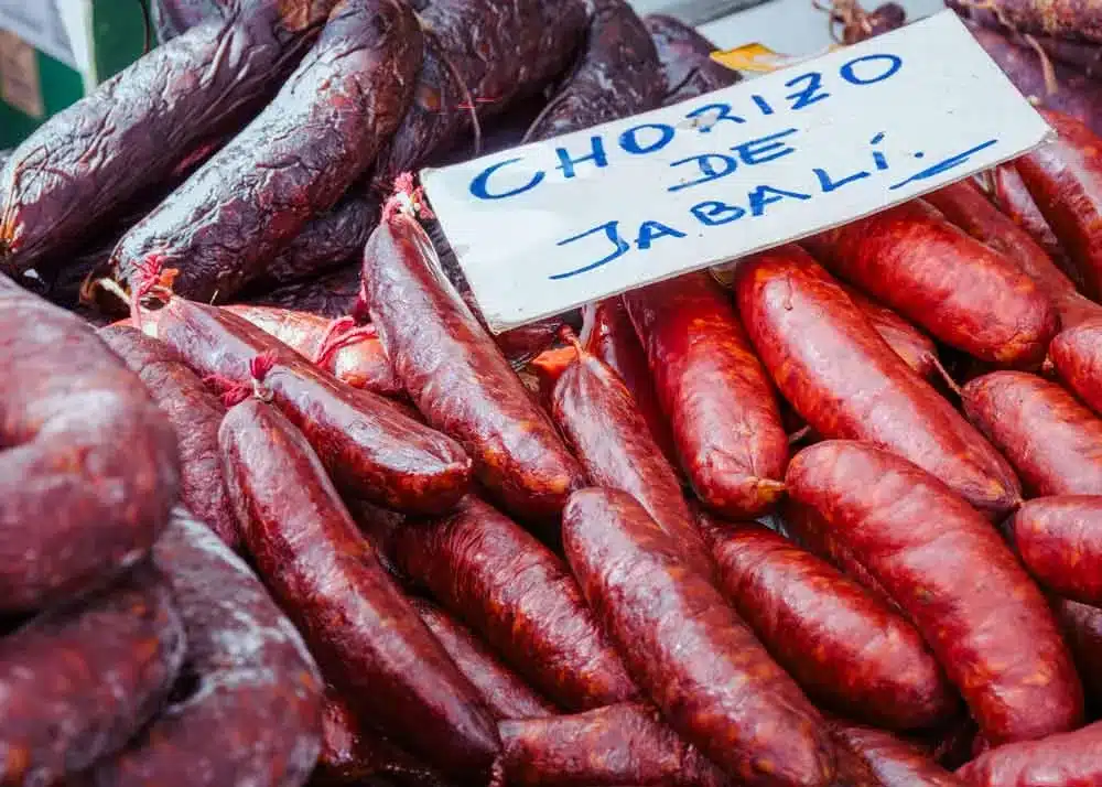 Chorizos de jabalí a la venta en un mercado.